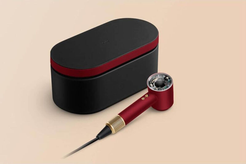 Dyson Supersonic Nural in Samtrot & Gold liegt neben Geschenkbox als Valentinstag Deal